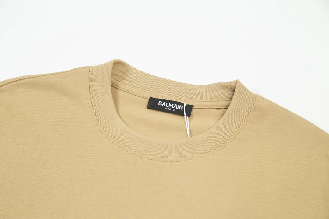 BALMAIN Gold stamped letter printing Large logo is exquisitely upgraded, inspired by the 1980s Retro original fabric Official Same Style short-sleeved T-shirt Customized Ketong vat-dyed fabric Very comfortable to the touch Latest brick cabinet synchronization for spring and summer Fashionable and individual Super Versatile good-looking Very suitable for both men and women A must-have style Hang tag Collar label Washed wheat Complete with three labels Color: Khaki Color Size: XS~L